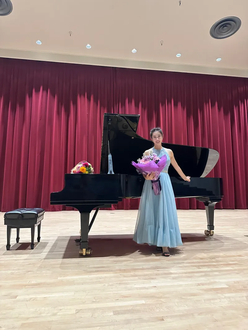 Melody Li performing piano - Professional pianist and instructor